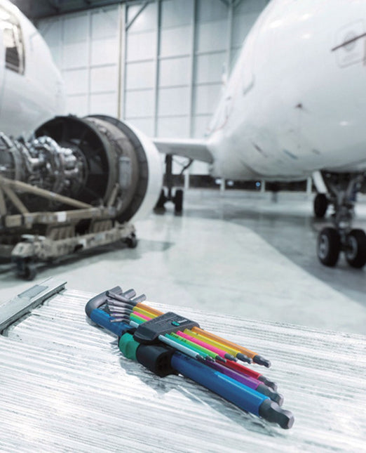 We hebben de klassieke Stiftsleutels onder de loep genomen omdat deze bij gebruik maar al te vaak de schroefkop afrondt. Met als gevolg dat schroeven niet meer gedraaid kunnen worden en de sleutel van de kop afglijdt. Wera Hex-Plus-gereedschap is voorzien van grotere contactvlakken met de schroefkop