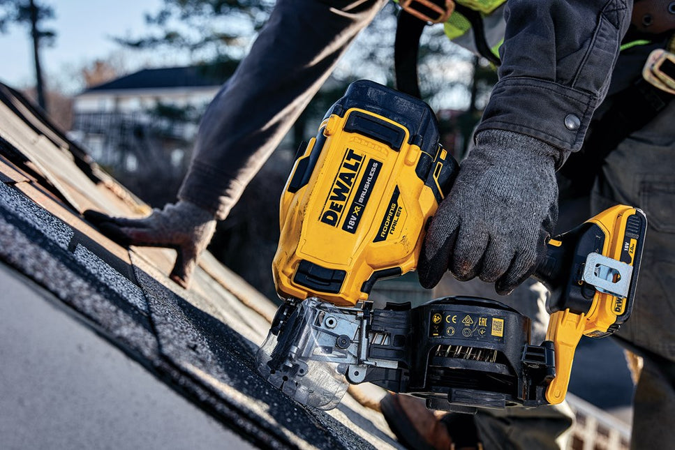 DeWALT 18v xr brushless roofing rolsprijkertacker 2x 2.0ah in tstak DCN45RND2