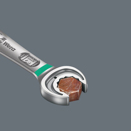 De slimme dubbele zeskant-geometrie van de Joker zorgt voor een vormsluitende verbinding met de bout of moer - dat zit. En de vervangbare gehard metalen plaat in de opening van de Joker bijt zich met extreem harde punten in de boutkop. Beide eigenschappen voorkomen het vervelende afglijden, ook bij 