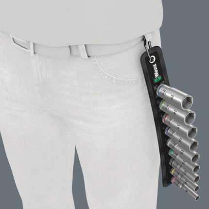 <b>Met karabijnhaak</b><br/>De robuuste stoffen riem (belt) laat zich dankzij de karabijnhaak aan riemlussen of tassen bevestigen.