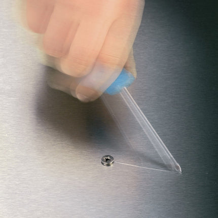 Keer op keer gebeurt het dat je bij het schroeven uit de schroef glijdt. Soms worden waardevolle oppervlakten beschadigd of is letsel het gevolg. De punt van de Wera Lasertip-schroevendraaier word met de laser microscopisch fijn opgeruwd. Deze microruwe oppervlakte bijt zich in de schroevenkop vast.